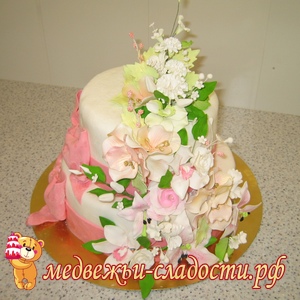 Свадебный торт в бежево-салатовых тонах с цветами шиповника
